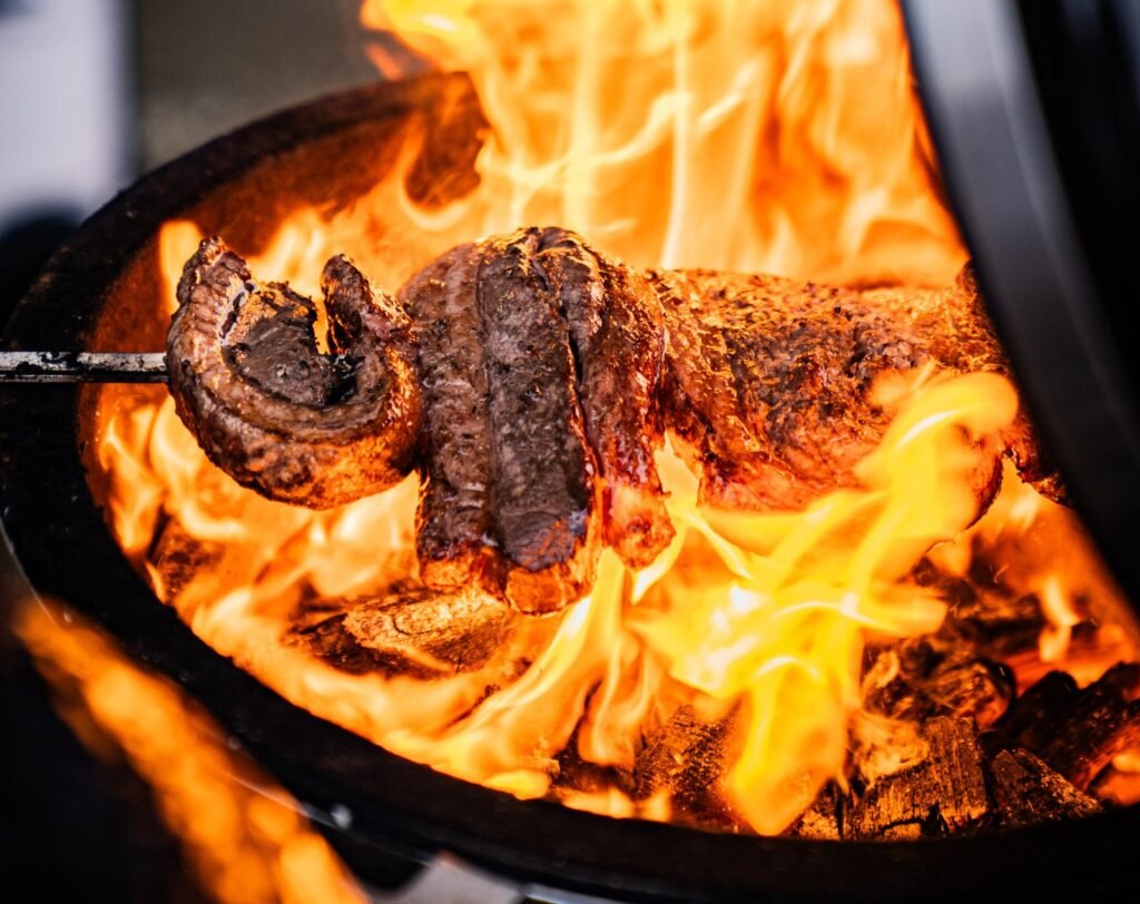 Fleisch am Spieß über offenem Feuer