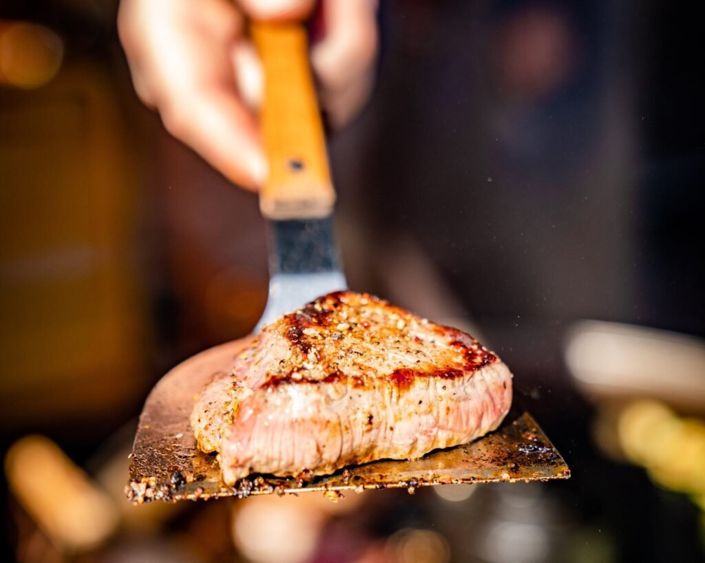 Gegrilltes Steak auf einem Grillwender
