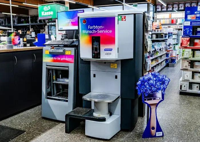 Farbmischstation für individuell gemischte Wandfarben im Baumarkt