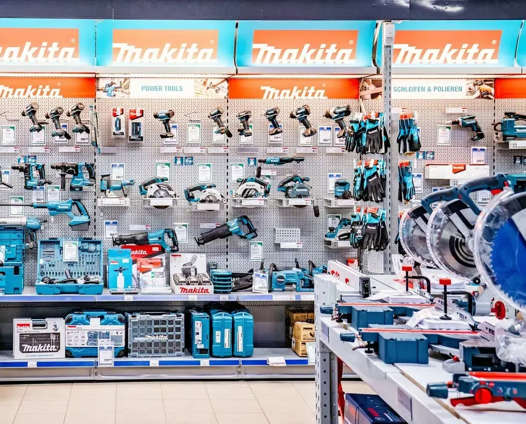 Makita Elektrowerkzeuge und Zubehör an einer großen Präsentationswand