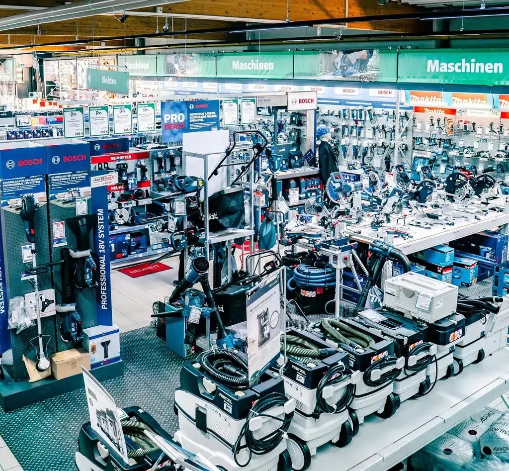 Große Maschinenabteilung mit Elektrowerkzeugen und Werkstattgeräten