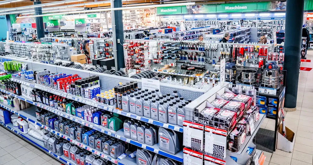 Baumarktregale mit Farben, Lacken und weiterem Malerbedarf